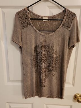 Daytrip Taupe Lace Shoulder Graphic Tee